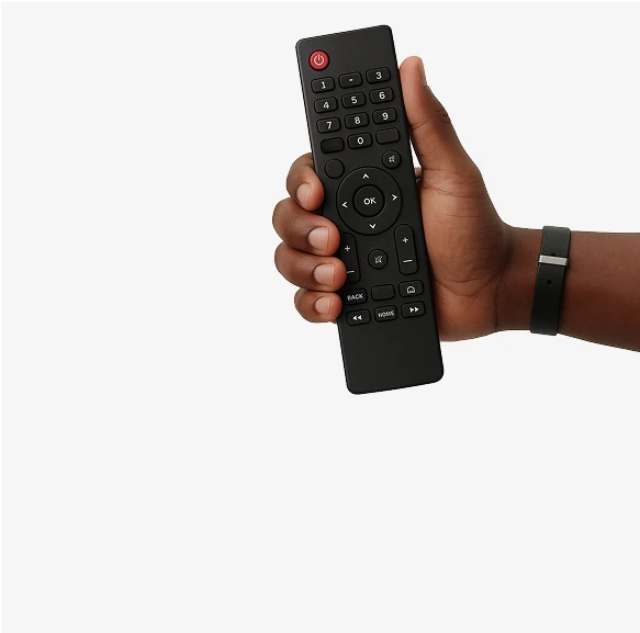 Mão segura o controle remoto de uma Smart TV