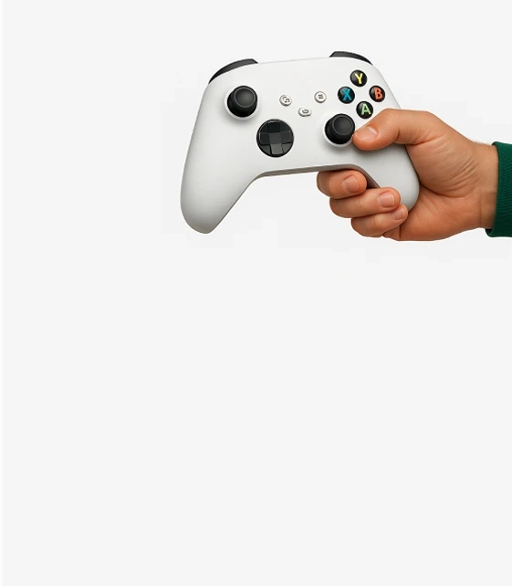 Pessoa segura o joystick de um console de games